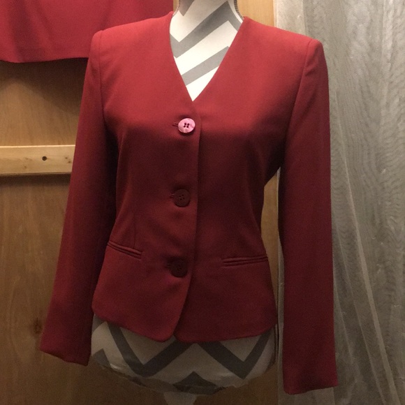 Valerie Stevens Petites 2pc suit cranberry 2P - Picture 3 of 9